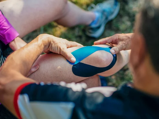 La bande musculaire de sport de kinésiologie évite la douleur de soulager la douleur